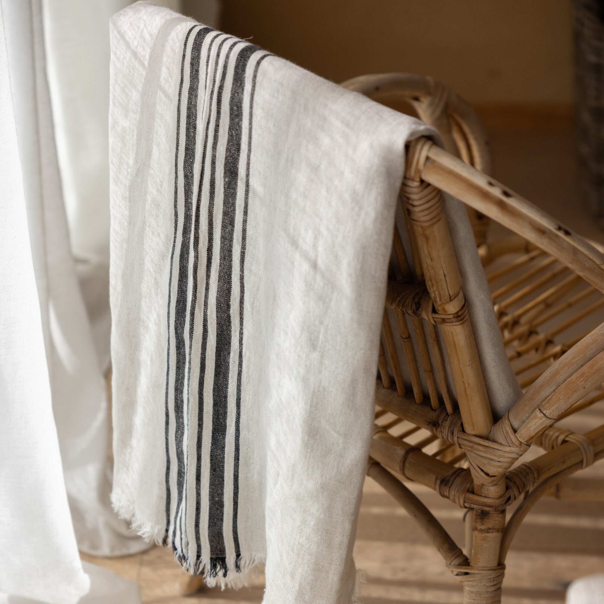 Tide linen throw